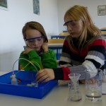 Knallgasprobe durch die Schüler und Schülerinnen