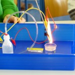 Knallgasprobe durch die Schüler und Schülerinnen