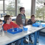 Knallgasprobe durch die Schüler und Schülerinnen
