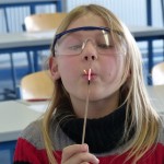 Knallgasprobe durch die Schüler und Schülerinnen