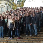 Gruppenbild der Klassen 10A, 10B, 10C und 10D mit ihren begleitenden Lehrkräften