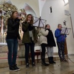 Die Sängerinnen der Schulband singen "Let’s sing a Song of Christmas".