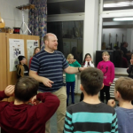 Herr Pfefferle zeigte den Kindern einen Einblick in das Musikleben