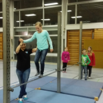 Frau Renner begleitete die Kinder durch den Parkour