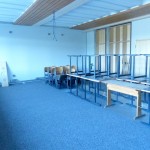 Klassenzimmer mit Bestuhlung, neuen Deckenelementen und Einbauschränken