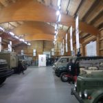 Blick in die Fahrzeughalle mit ehemaligen Militärfahrzeugen