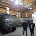 Blick in die Fahrzeughalle mit ehemaligen Militärfahrzeugen